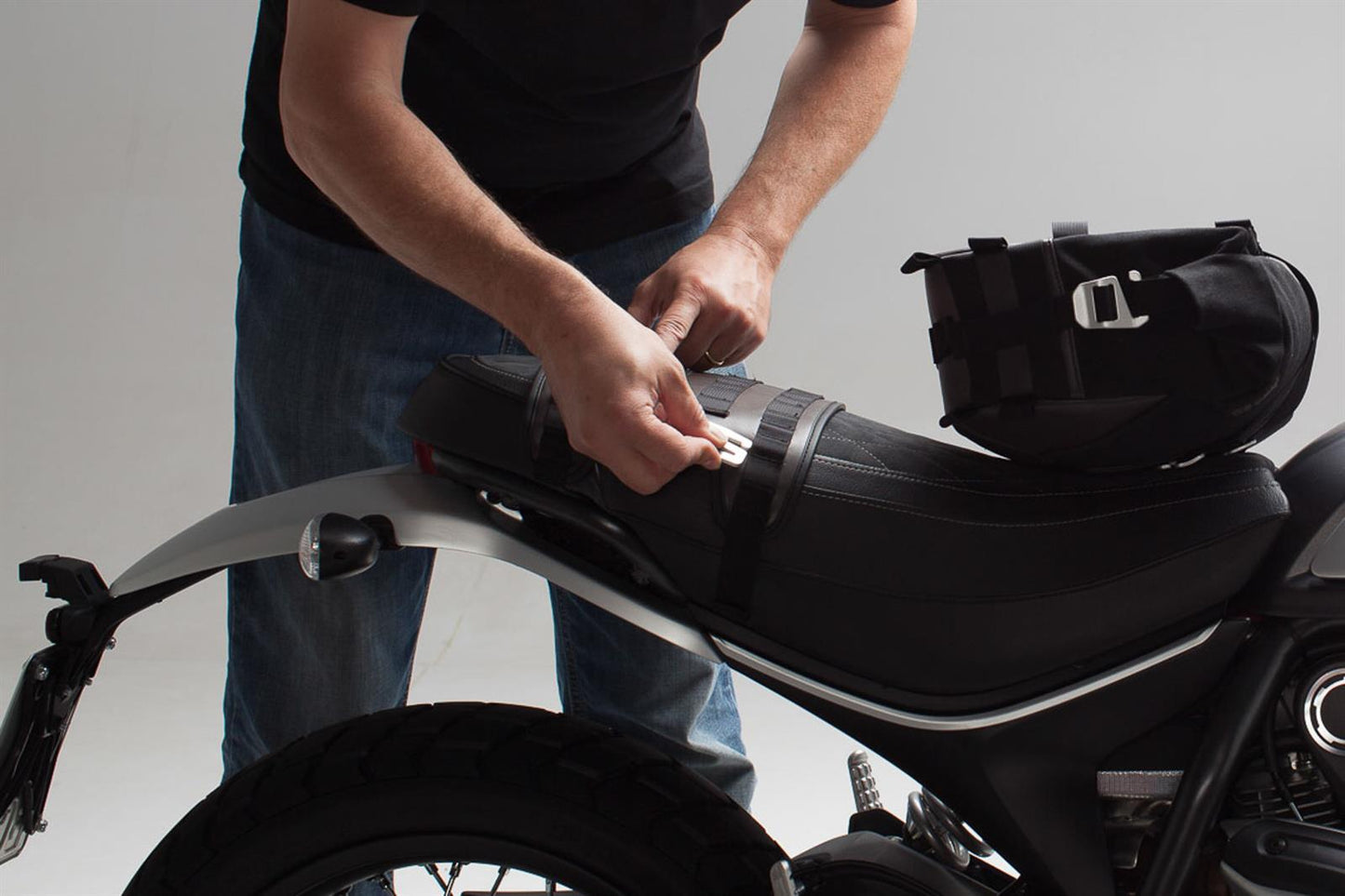 S-Haken für Legend Gear Seitentaschen Aluminium Silbern eloxiert Als Paar - Kama Bike Parts