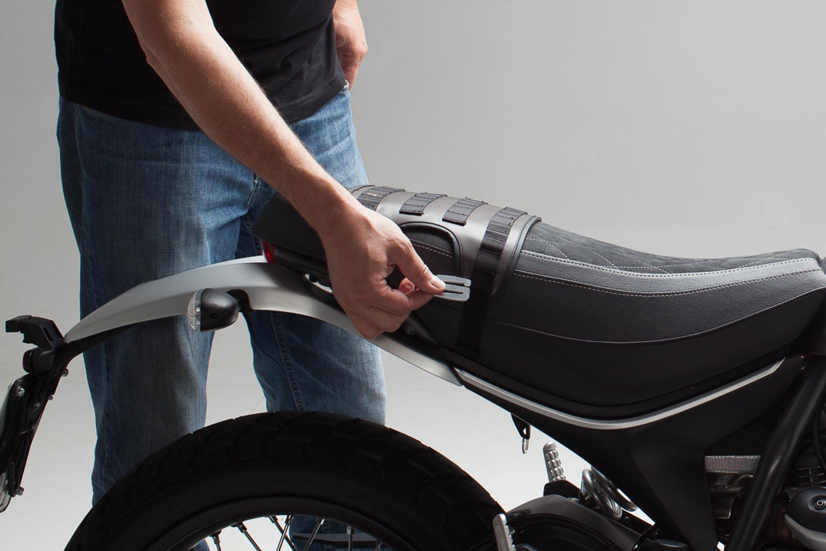 S-Haken für Legend Gear Seitentaschen Aluminium Silbern eloxiert Als Paar - Kama Bike Parts